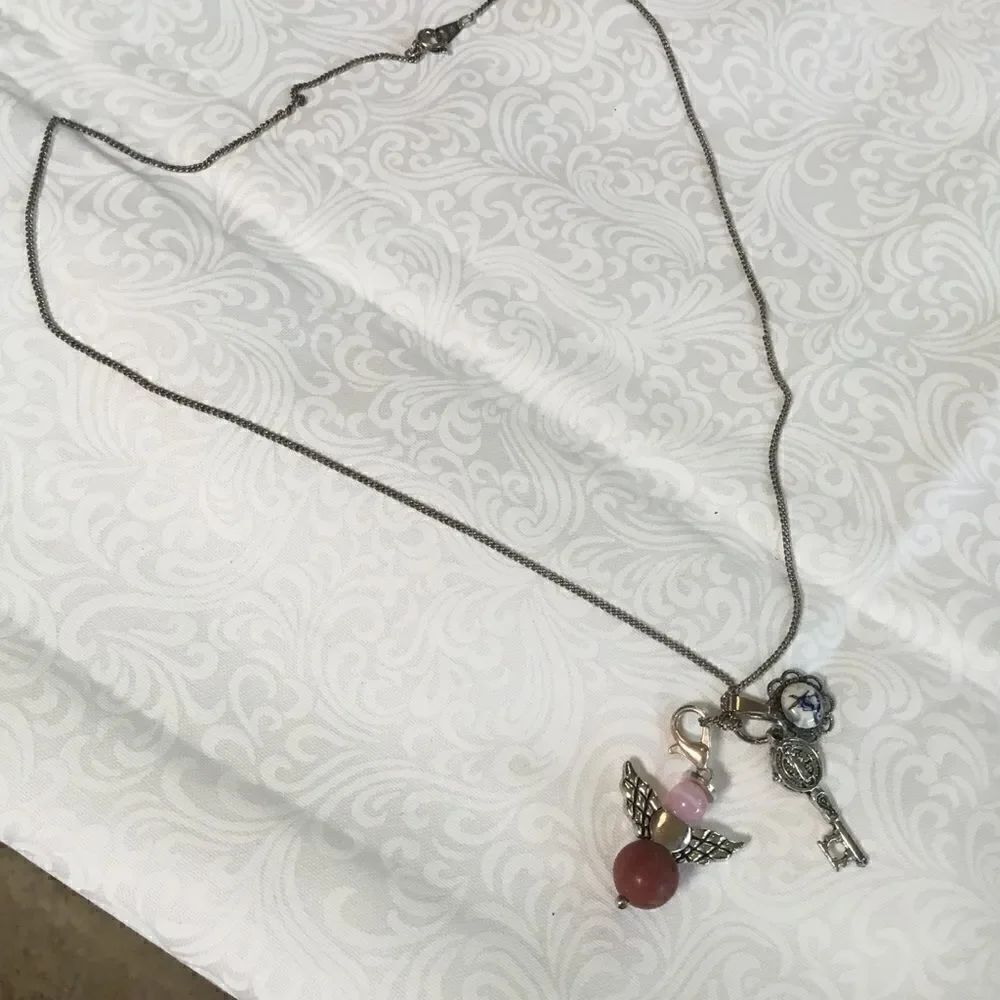 SilvertoneĀ Necklaceāw/ā3āPendantāChoices